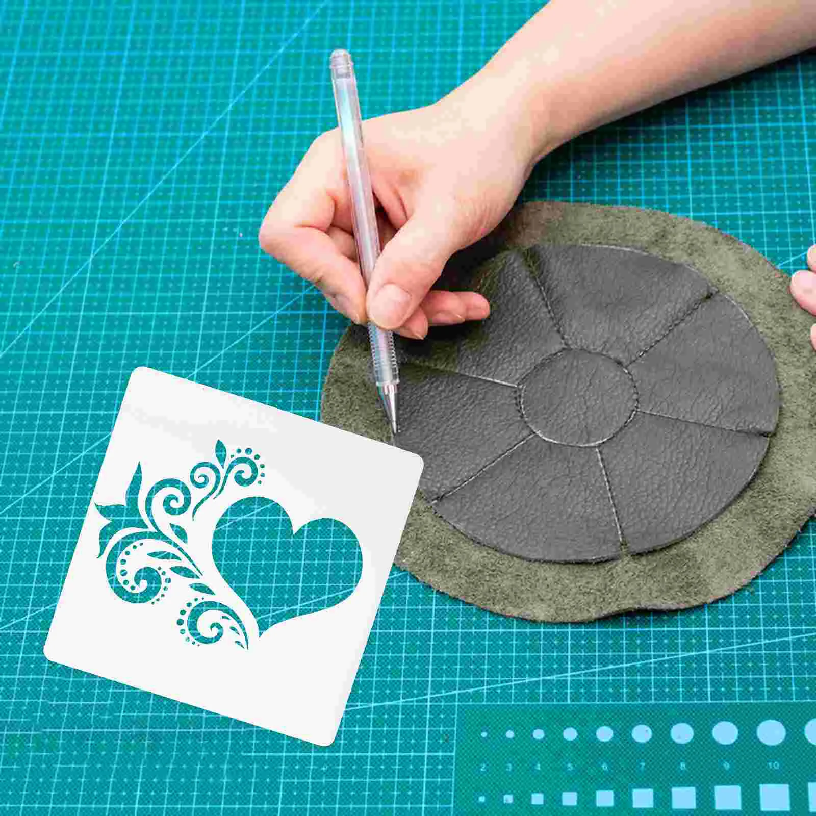 

8 Sheets Stencil Valentine's Day Flower Spray Mold Wall Stencils Heart Paint DIY Painting Templates Plastic White Drawing