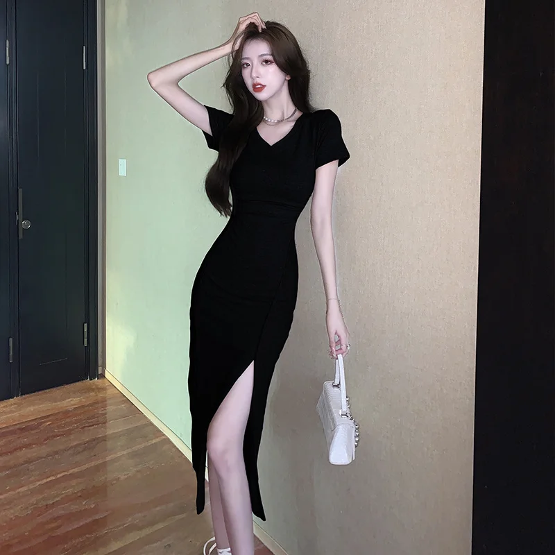 

Mid length dress for women in summer 2023, new slimming V-neck sexy temperament, split pleated buttocks skirt