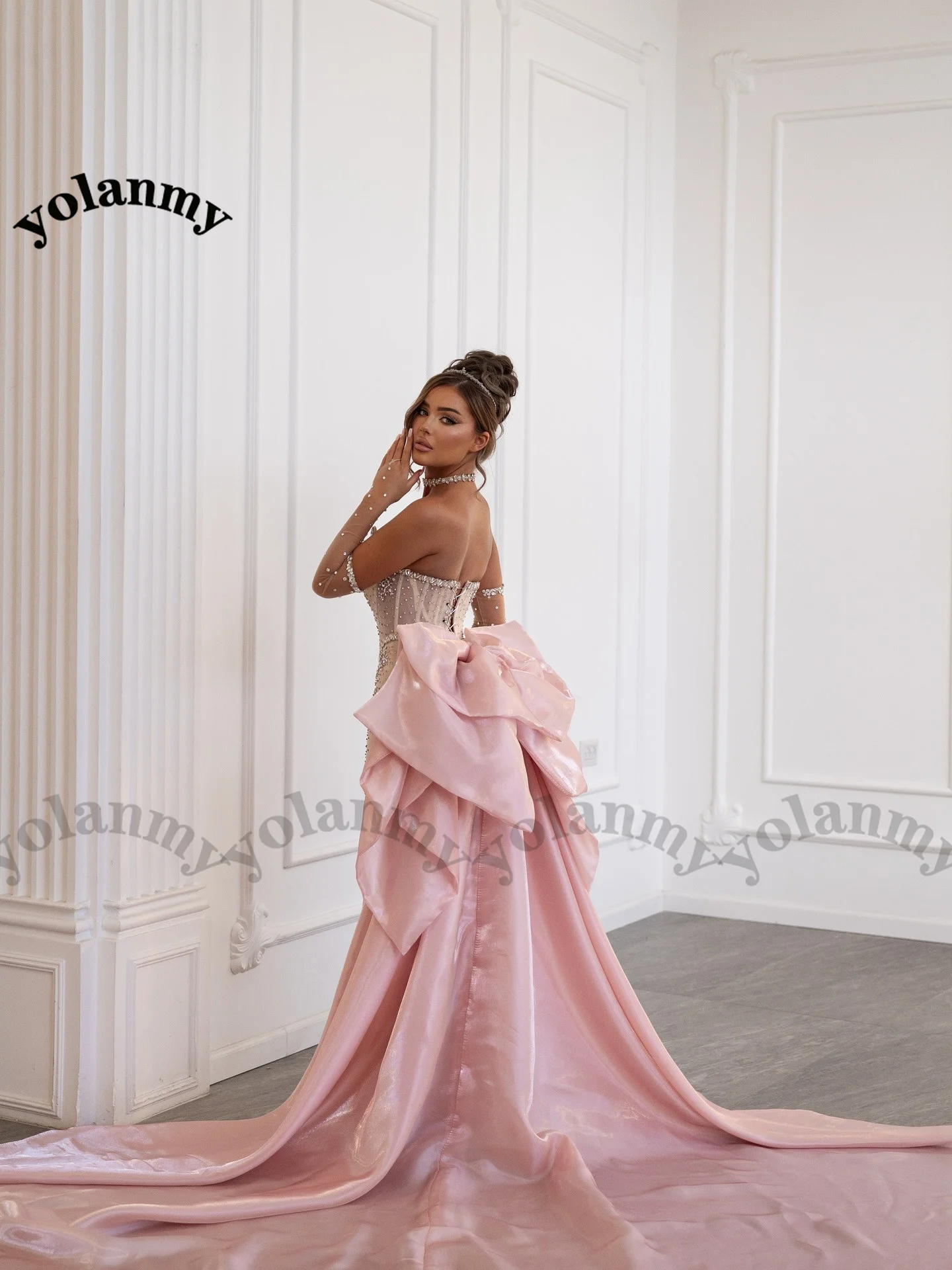 فستان أم العروس الرائع من YOLANMY مزين بفيونكة مطر...