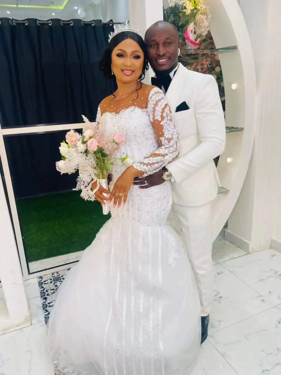 

Amazing Scoop Neck Appliques Pearls Wedding Dress Vestido De Noiva Sweep Train Long Sleeves African Custom Made Bridal Gowns