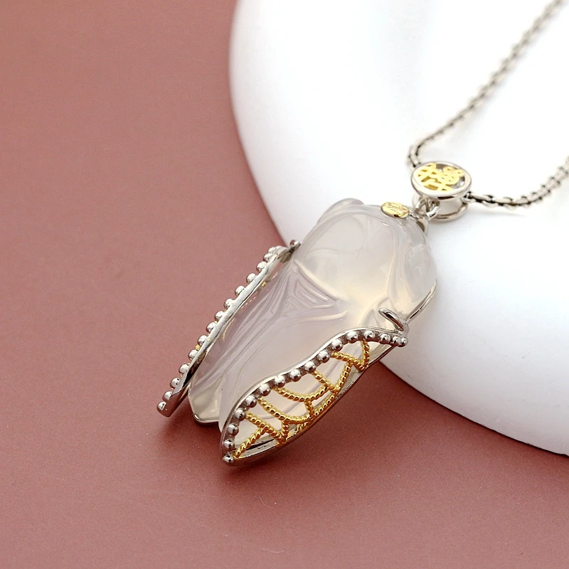 

Authentic 925 Sterling Silver Retro Style Pendant Inlaid Natural Chalcedony Cicada Lady Pendant Creative Trendy Jewelry Gift