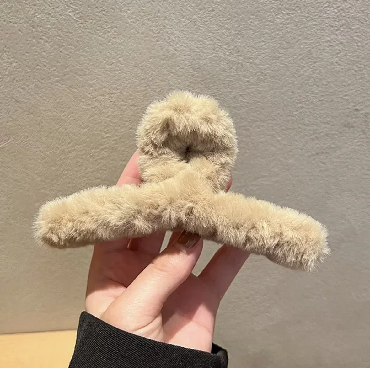 Hair Accessory Women Hair Claw Winter Faux Fur Hair Clip Elegant Acrylic Crab Barrette Hairpin Girl-Hair Accessory Furry Headwear Claw Clip