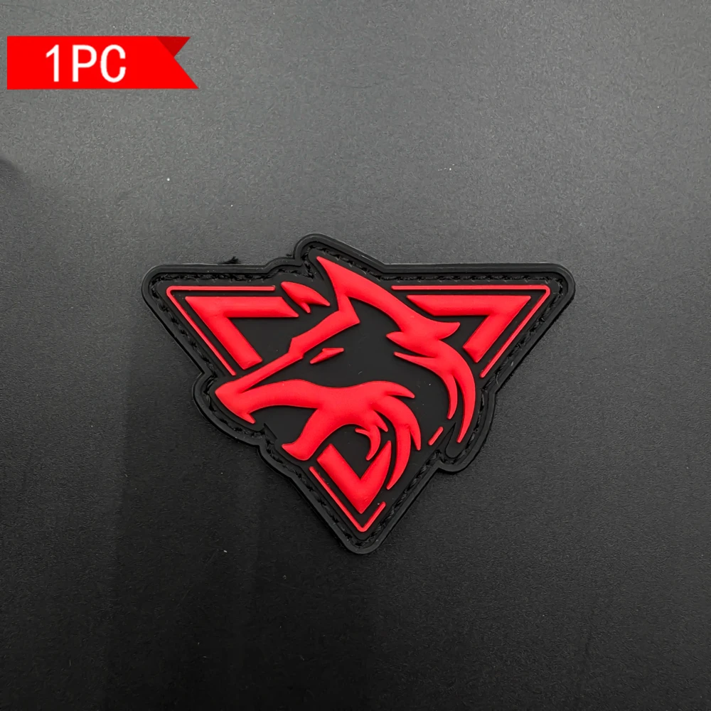 삼각형 늑대 머리 패턴 PVC 사기 증진 패치 스티커 배지, 야광 효과가 있어 팔찌, 배낭, 전술 조끼 및 의류 장식에 사용하기에 적합합니다. 부드러운 고무로 만든 자수 패치 스티커