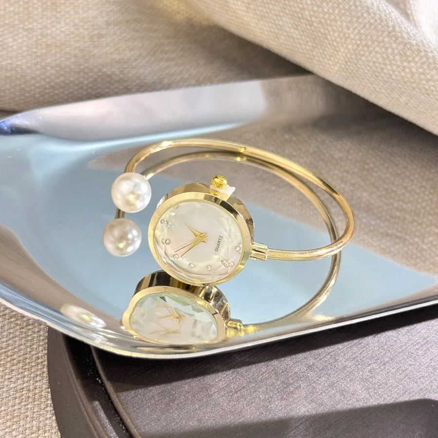 ساعة يد نسائية فاخرة بمينا صغير باللون الذهبي الوردي مع تصميم علامة تجارية من حجر الراين وساعة يد كوارتز للسيدات من اللؤلؤ المقلد