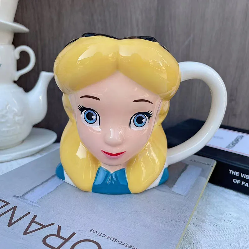 Taza de cerámica de Disney para niños, juguetes de figuras de acción de  Alicia en el país de las Maravillas, Sombrero Loco, reina roja, taza  encantadora, regalos creativos - AliExpress