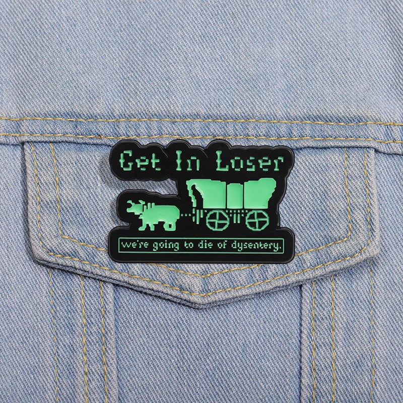 Bücherwurm, humorvolle, kolloistische Emaille-Anstecknadel „Get In Loser We'Re Going To Die Of Dysentery“, Pixel-Hundespiel-Brosche, Anstecknadel im Großhandel – Detail 6
