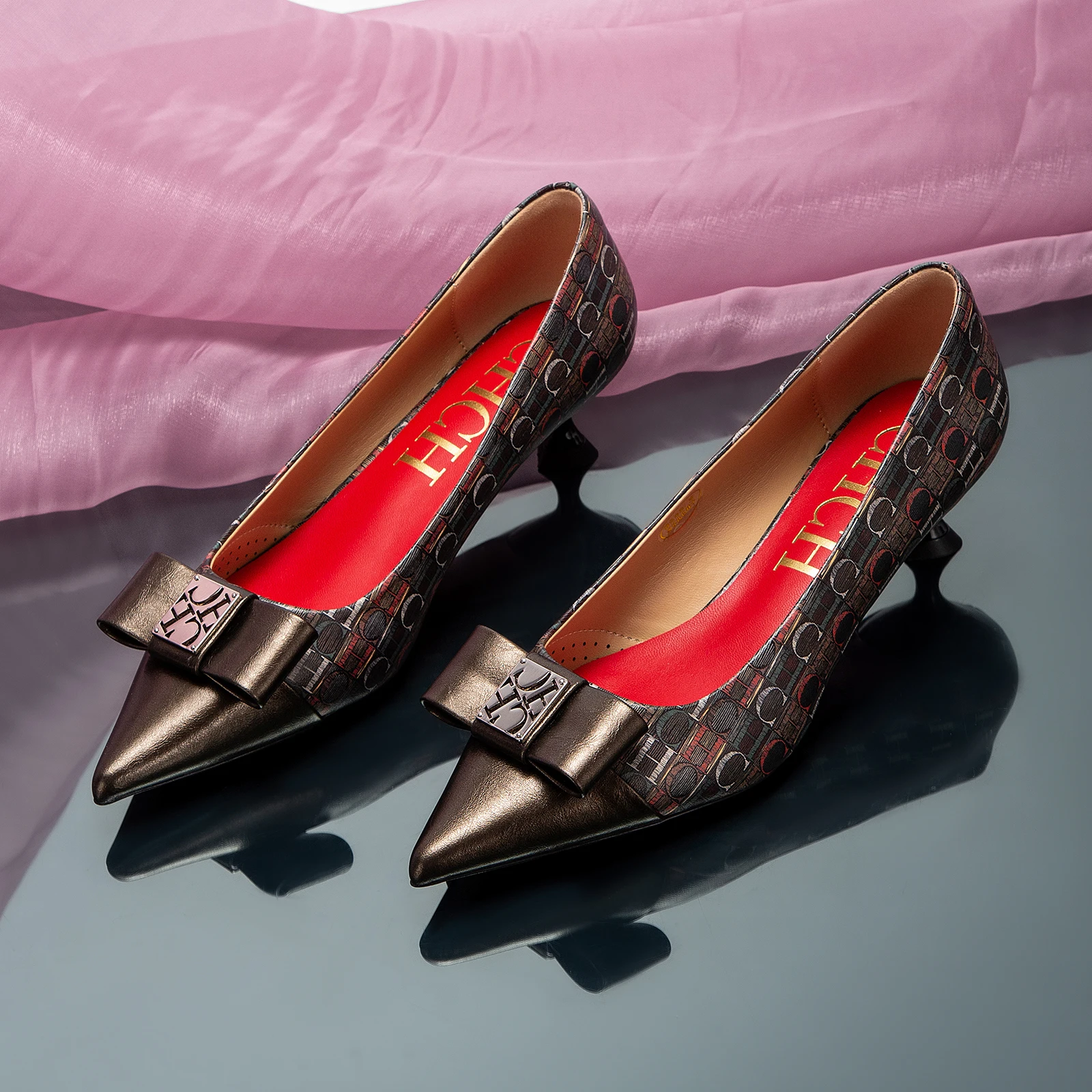 أحذية نسائية جديدة بتصميم كلاسيكي قديم، تتميز بمقد...