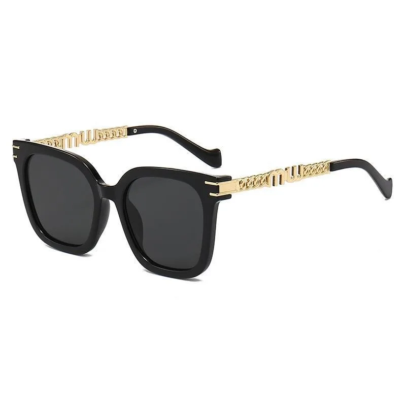 

Новинка весна-лето прозрачные коричневые Солнцезащитные очки женские маленькие черные модные солнцезащитные очки с цепочкой