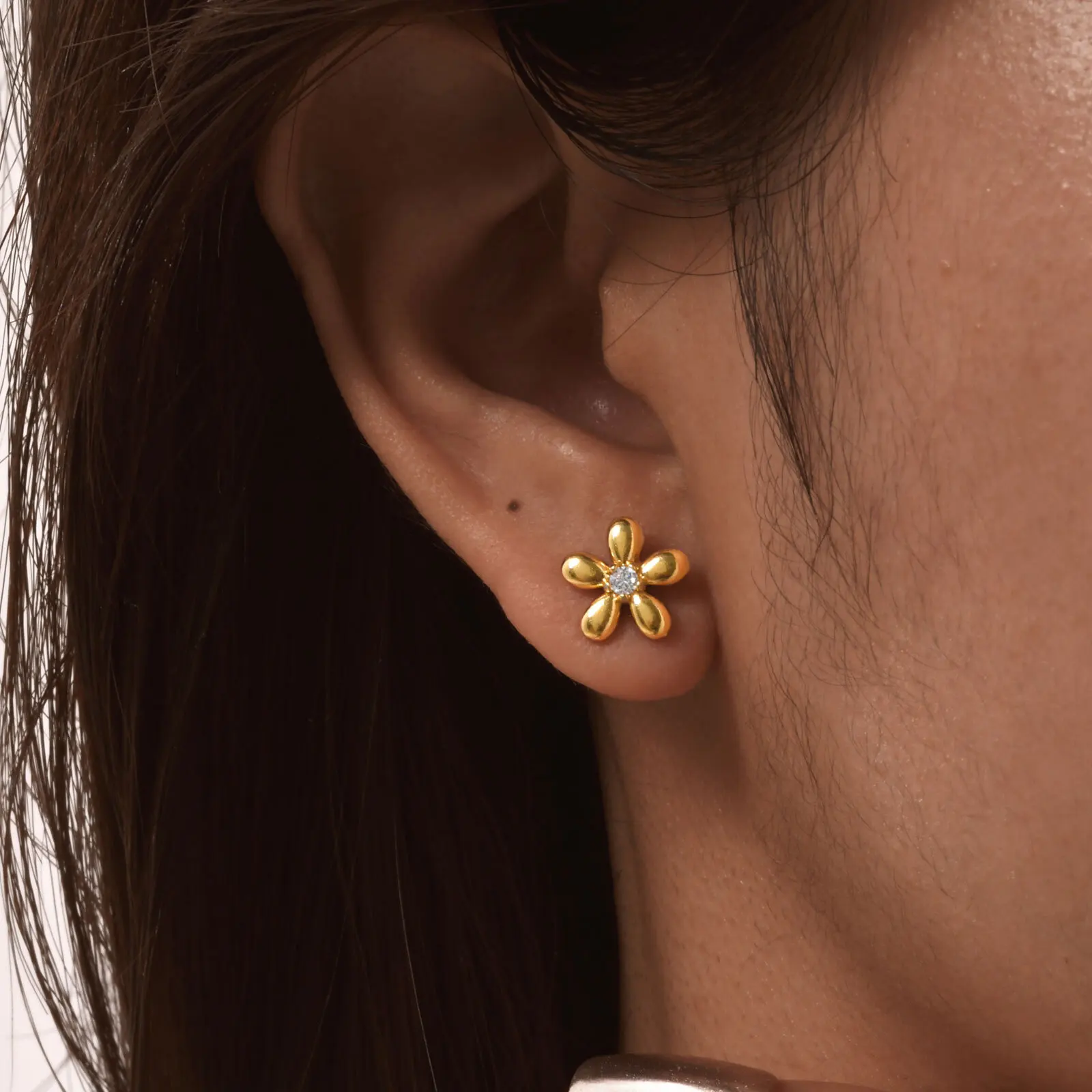 Vnox Winzige süße Buble-Blumen-Ohrstecker für Frauen und Mädchen, Anti-Allergie-Edelstahl-Ohrschmuck, Zirkon-Ohrringe für den täglichen Gebrauch – Detail 7