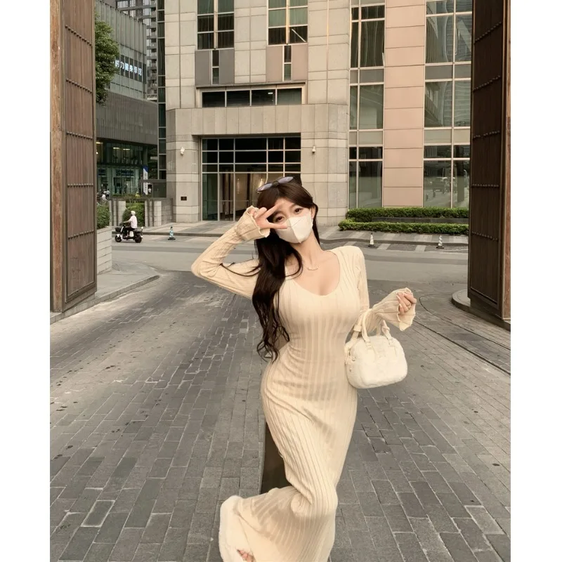 순수한 욕망 섹시한 V-neck 긴팔 니트 드레스 여성 가을 2023 새로운 허리 포옹 슬리밍 시스 베이스 긴 드레스