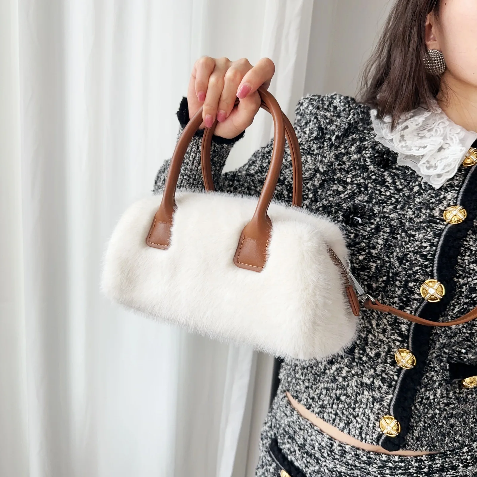 2025 Winter New Plush Fluffy Handbags Fashion Soft Faux Fur Pink White Tote Shoulder Bag For Women Wedding Party Handbags Bolsas