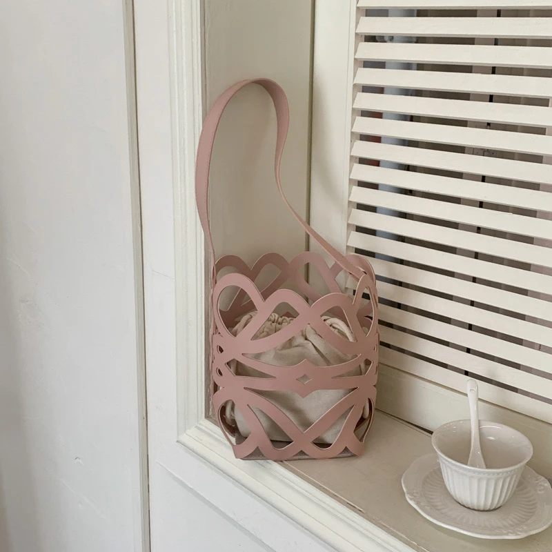 Nuova Borsa a Secchiello Estiva in PU Intrecciato con Dettagli Traforati, Borsa a Spalla Casual di Tendenza per Donna, Borsa a Mano da Spiaggia con Design Elegante - immagine 3