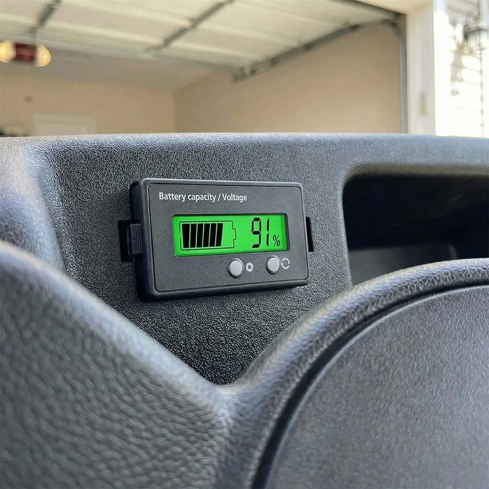 Vue de face de l'indicateur de capacité de batterie universel 6V-72V pour modélisme, avec écran LED et boutons de réglage.