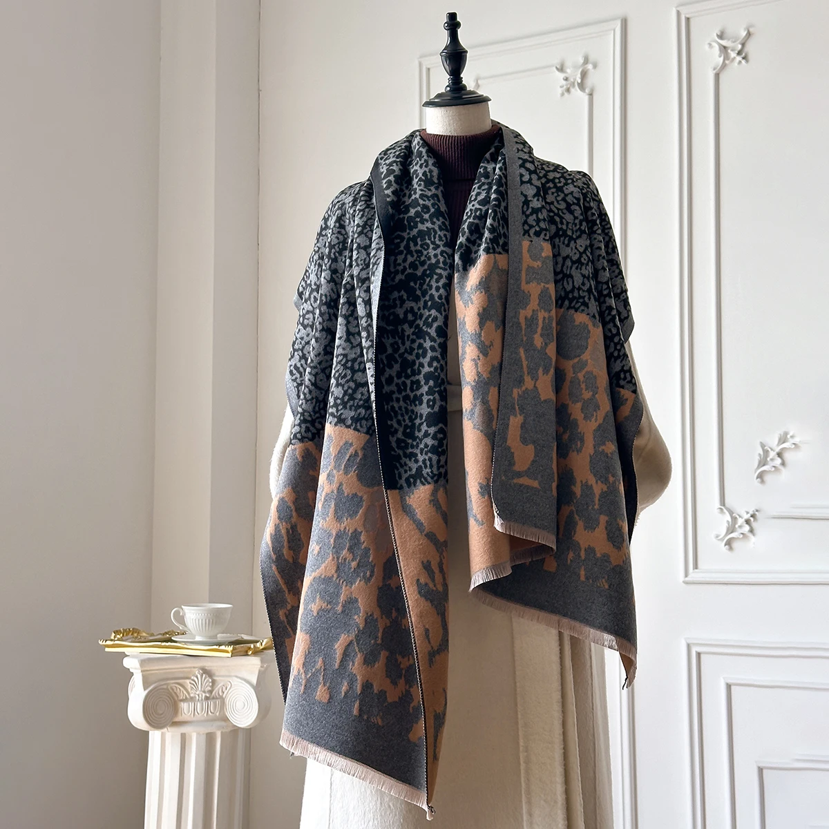 2025 Brand Elegance Two-Sided Leopard Print Scarf Soft Warm Fringe Pashmina Shawl Autumn and Winter Coldproof Windproof Blanket