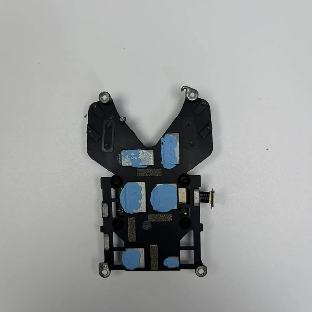 Module GPS d'origine pour DJI Mini 4 Pro posé sur fond blanc, câble plat visible, composant électronique.