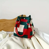 Ce sac seau rétro tricoté multicolore est simple et color-blocké, polyvalent et facile à transporter. 4