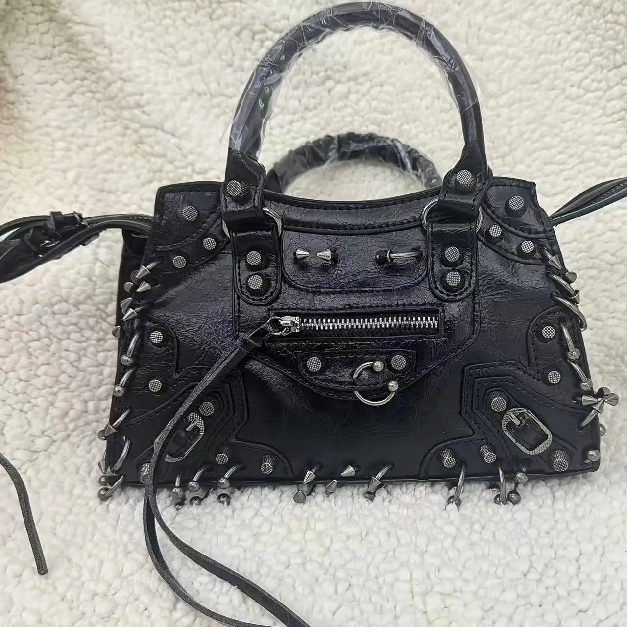 2025 New Women's Fashion Shoulder Bag European Vintage Style Cropped Studded Motorcycle Bag Soft Material Crossbody Design 2