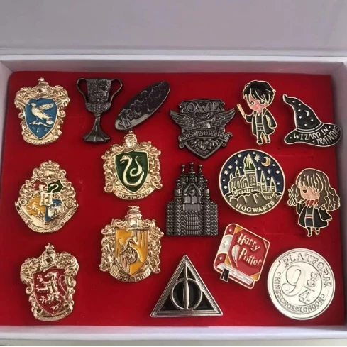 thumbnail image 1 of 2025 Conjunto de marcadores de túnicas mágicas de Harry Potter, Hermione y Ron, caja de pin, monedas de Hogwarts, insignia de metal, búho, Quidditch, juguetes de las Reliquias de la Muerte, 1 of 5