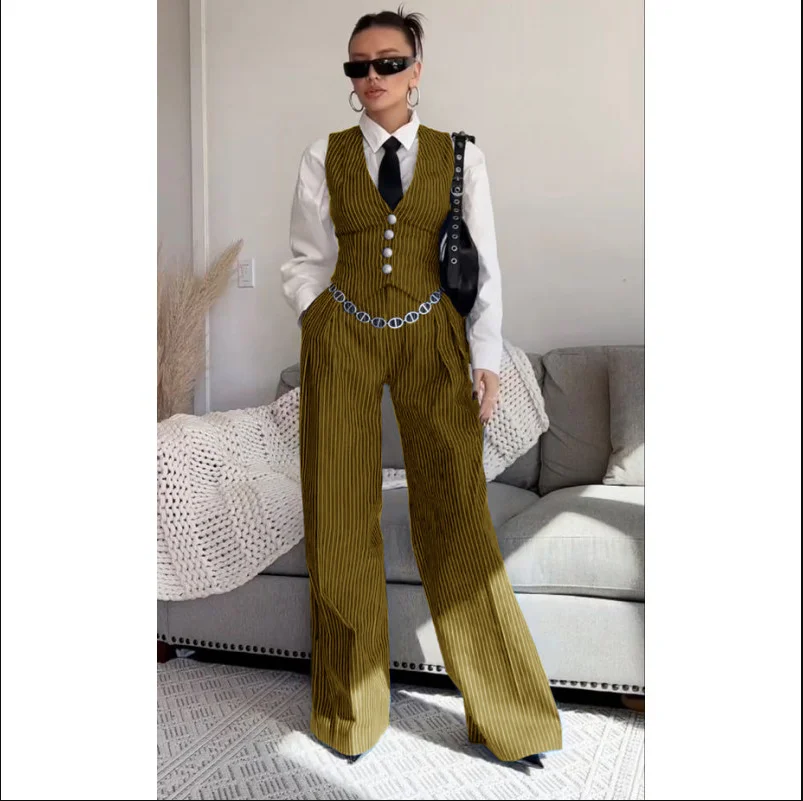 Рисунок 4 - Женский костюм, жилет в полоску