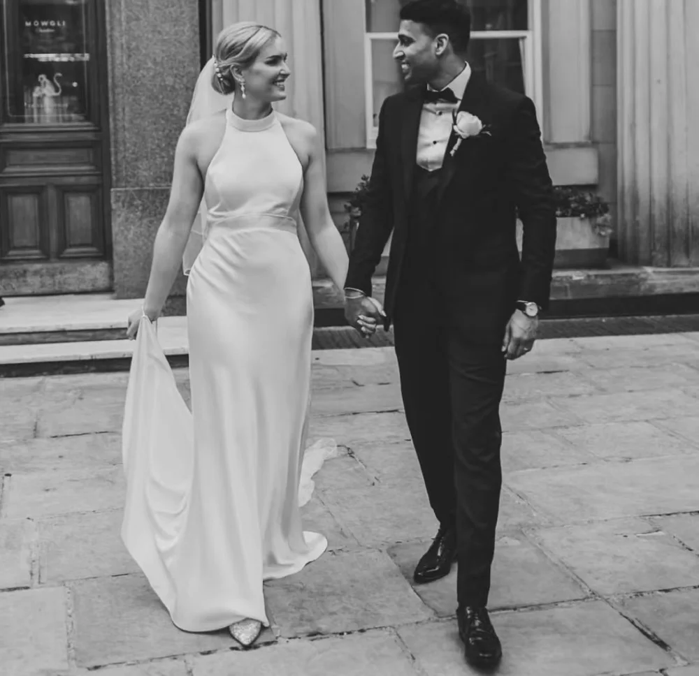 

Sleeveless Halter Neck Wedding Dress Bridal Gown Sheath Satin Backless Simple Elegant Robe De Mariée Vestido De Noiva