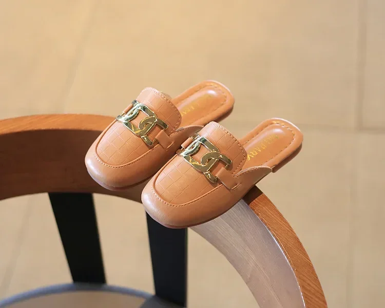 الأطفال الصنادل للفتيات 2024 صيف جديد الفتيات مغطاة أصابع شبشب جلدي مسطح عادية كسول المعادن الكورية الاطفال موضة الشقق