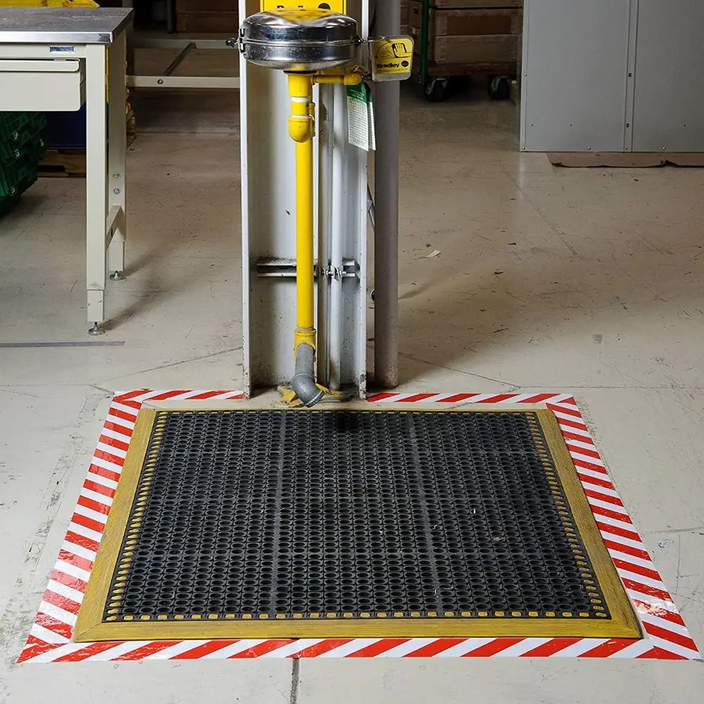 Ruban d'avertissement rouge et blanc 2x40 pouces enroulé, montrant le motif rayé distinctif pour délimiter une zone dangereuse.