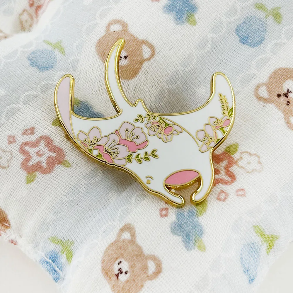 Spilla smaltata Manta Ray floreale rosa Spilla con raggi di fiori carini Amante dell'oceano Spilla da bavero Scuba Divers Amanti degli animali Regalo Raccogliere 3