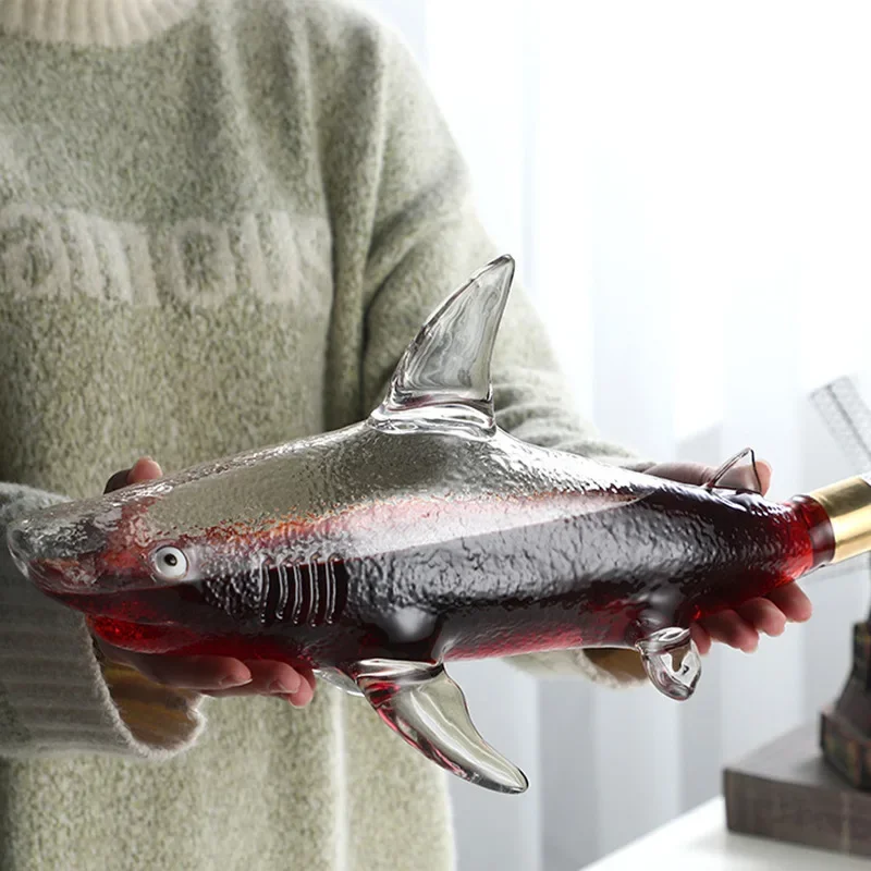The Wine Savant Ensemble carafe à décanter et verres à whisky en forme de requin – 1000 The Wine Savant Ensemble carafe à décanter et verres à whisky en forme de requin – 1000