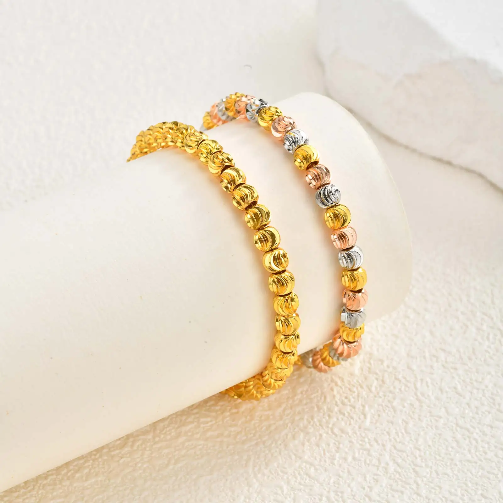 Luxuriöses dreifarbiges Perlenarmband für Damen, vergoldetes verstellbares Kettenarmband, einzigartiger Design-Modeschmuck