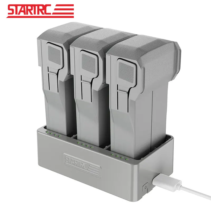 Trois batteries DJI Mini 3 Pro et Mini 3 insérées dans le hub de charge 3 en 1, prêtes à charger en séquence.