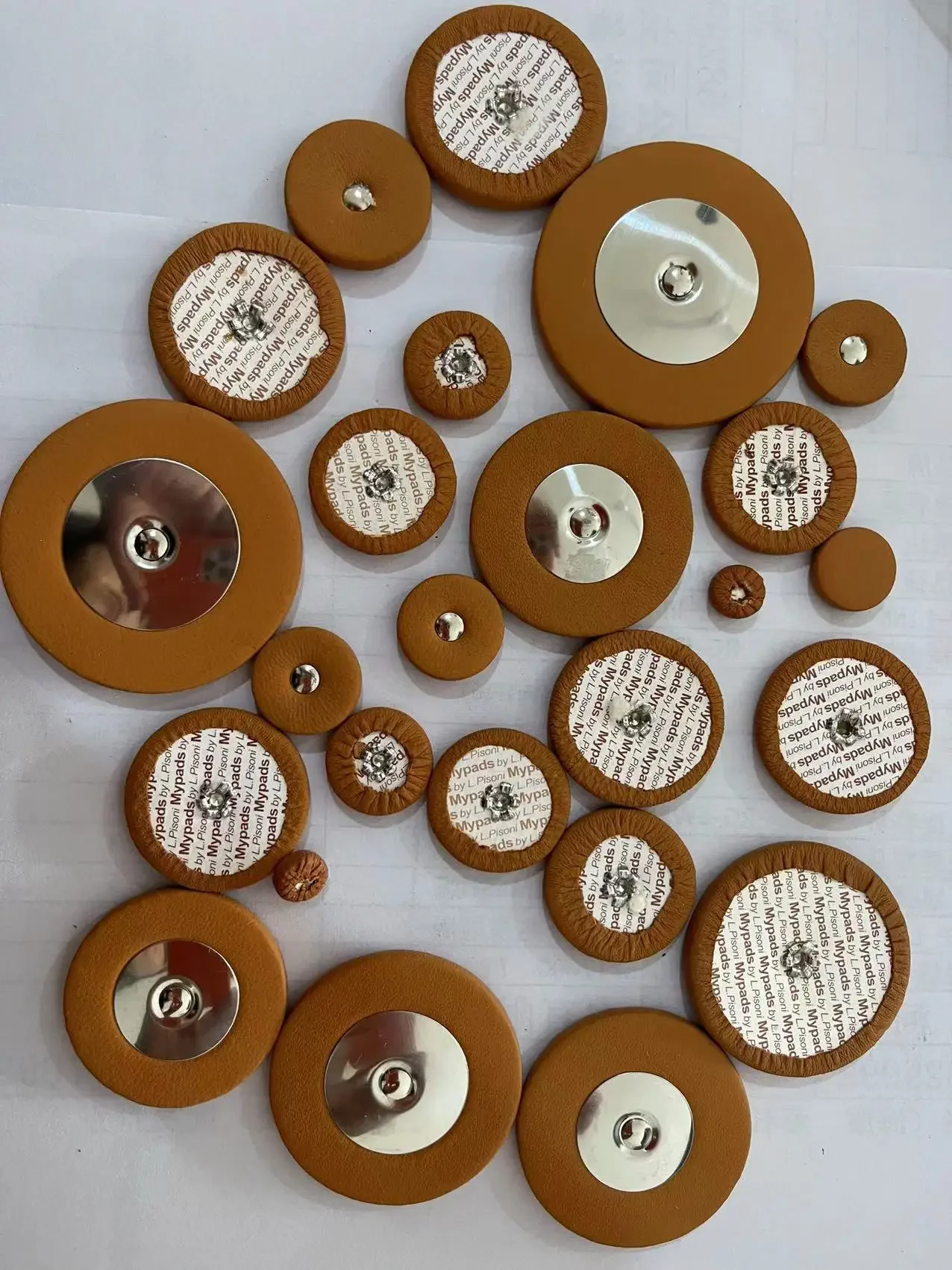 1 set of Alto Selma saxophone sheepskin pads+1 set of saxophone flat pad tools.