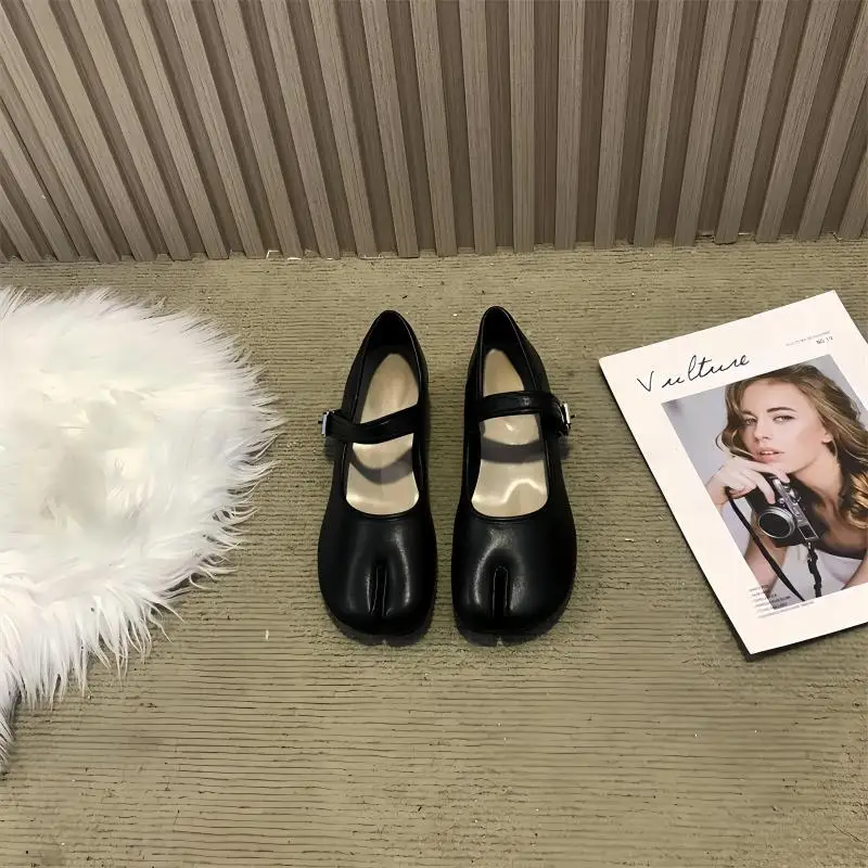 Pig trotters split toe shoes 2024 new western-style retro Mary Jane women's shoes, one line buckle single shoe ballet shoes