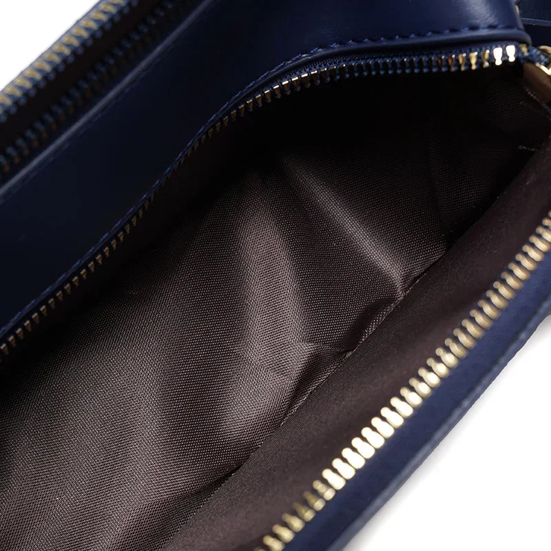 حقيبة كروس نسائية من العلامة التجارية CH، تتميز بت...