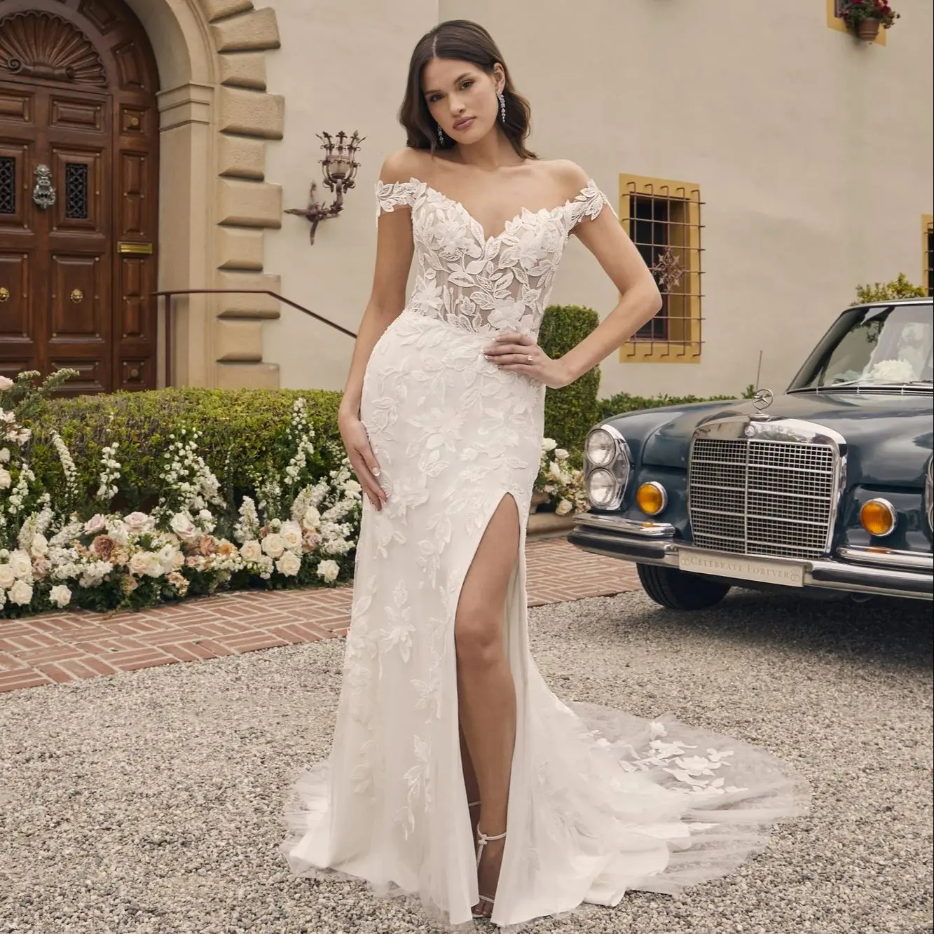 

High Quality Women Wedding Dresses Off Shoulder Lace Tiered Beach Bridal Gowns Sexy Side Split Sweep Train Robes de Mariee