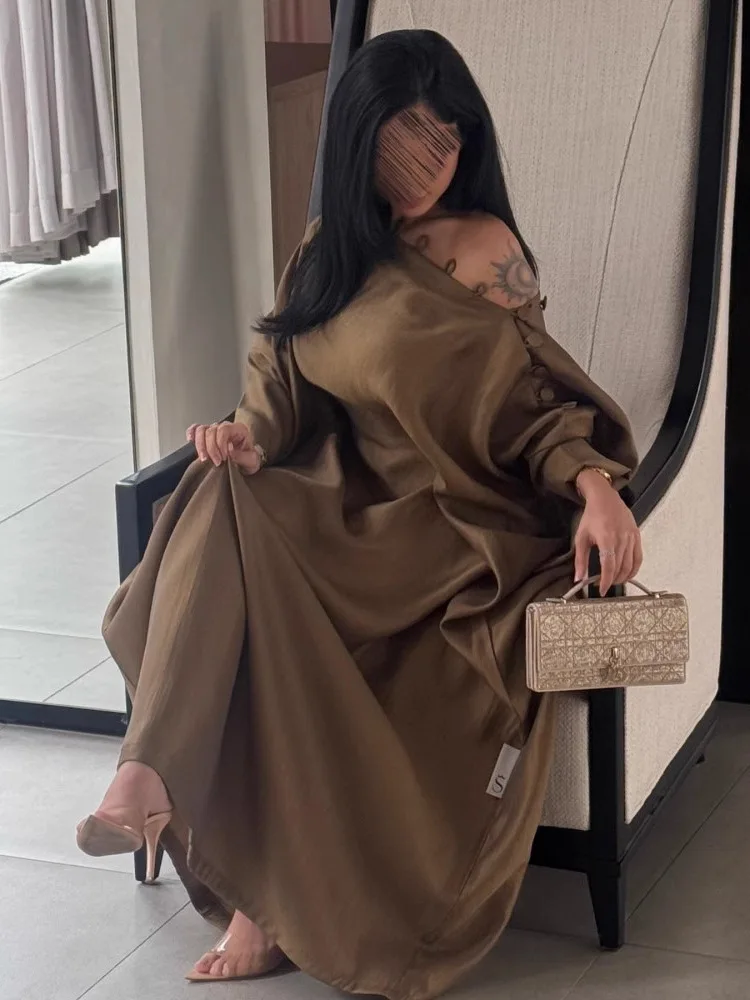 فستان ذهبي بتصميم كاب أنيق