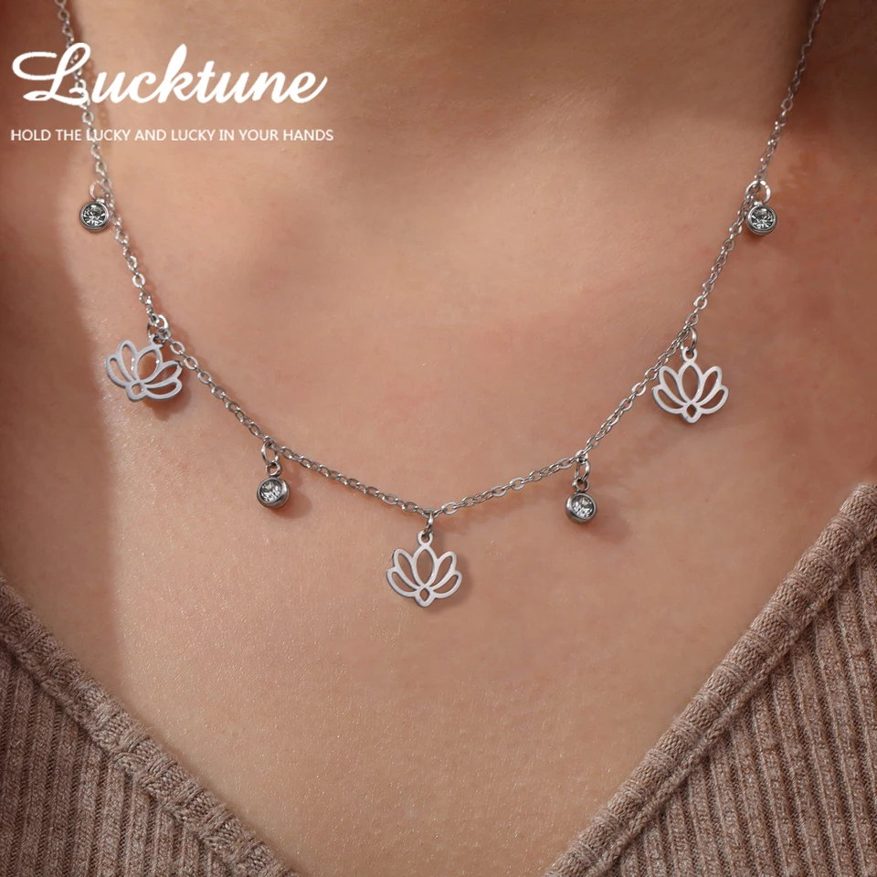 Collana con ciondolo a forma di loto in argento sterling e pietre preziose - Italia
