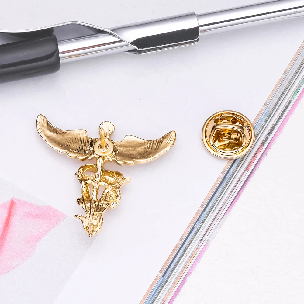 DCARZZ Veterinär-Brosche mit Caduceus-Motiv, klassische Brosche, Schlangen-Stick-Flügel, medizinisches Revers, Rucksack-Abzeichen, Schmuck, Geschenk für Tierarzt, Krankenschwester – Detail 6