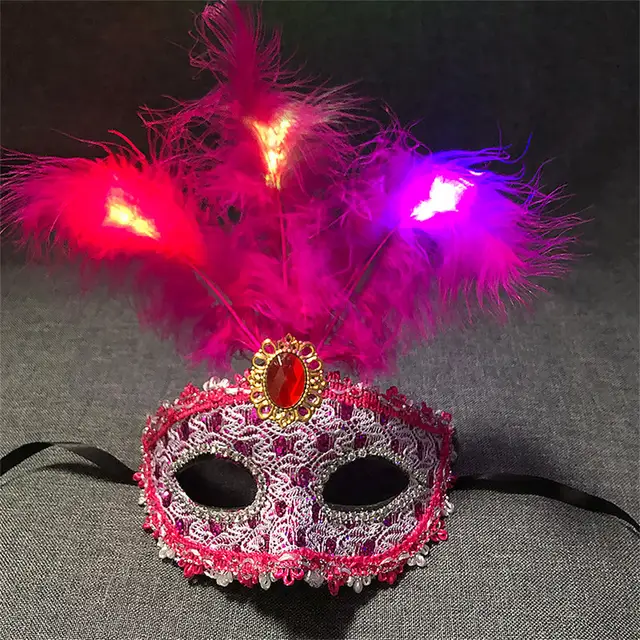Máscara de mardi gras con plumas y colores brillantes al estilo de