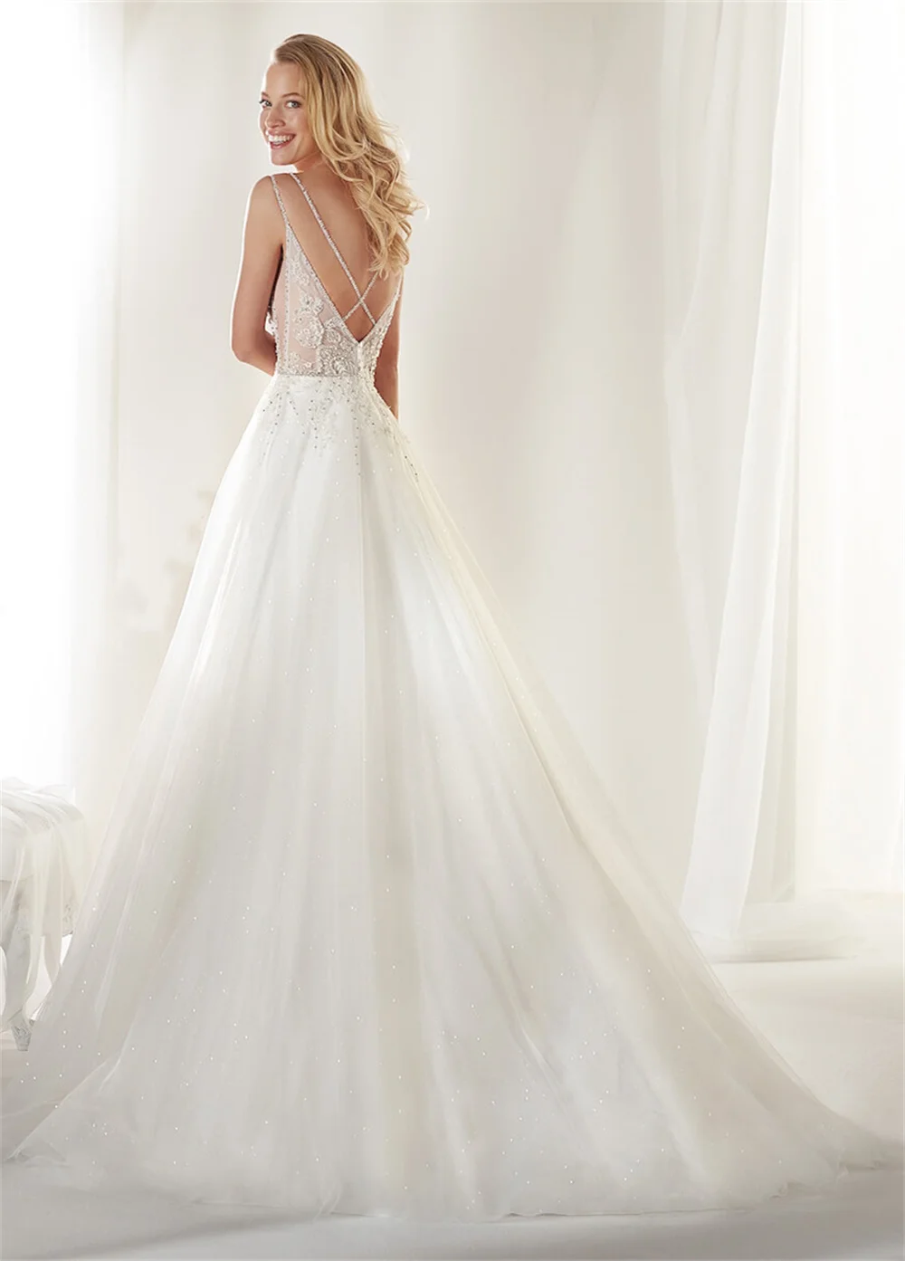 

Classic Open Back Dresses Elegant Tulle Sleeveless Gown Sexy Spaghetti Strap V Neck Long Dress Romantic Gowns Robes De Soirée
