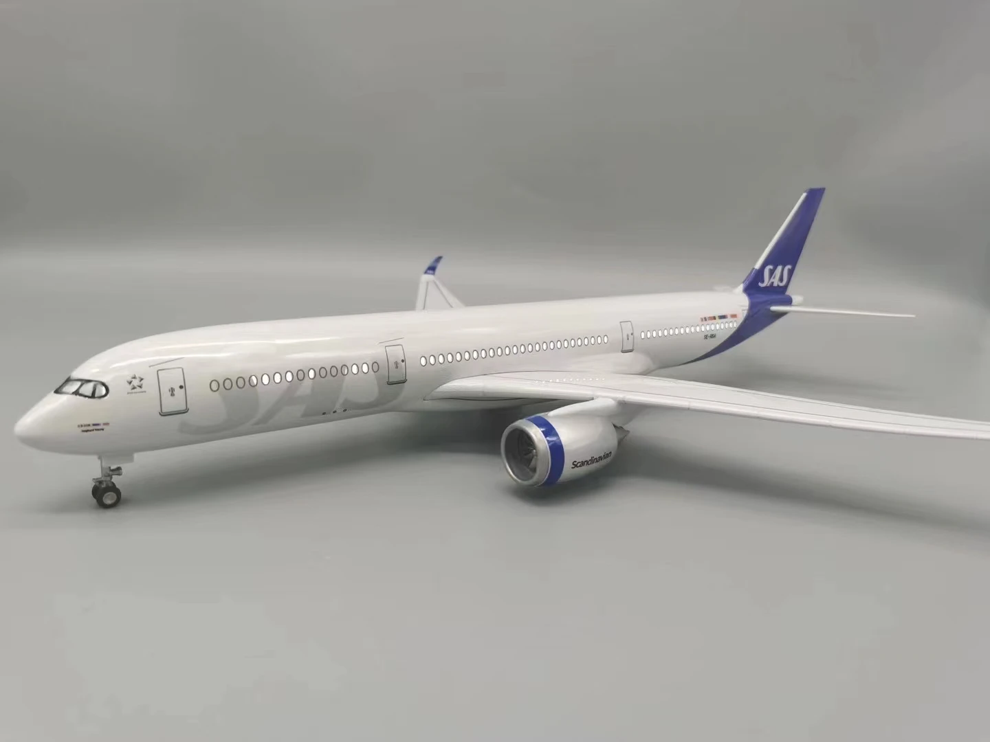 

Новинка с колесом светильник 1:160 североевропейская модель самолета A350 SAS, аэробус цивил, 46 см Коллекционная памятная декоративная модель
