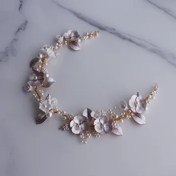Pettine da sposa floreale in ceramica bianca perle d'acqua dolce copricapo da sposa copricapo da donna fatto a mano Color argento dorato