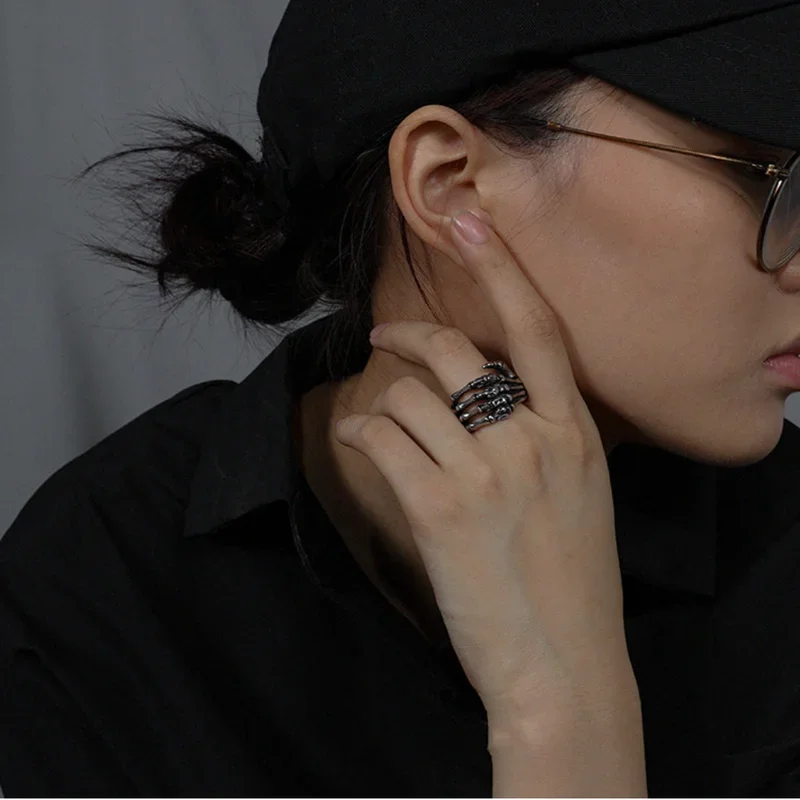 Fashion Hand Bone Alloy Gothic Skull Ring for Men Retro Punk Rock Skeleton Ring Women Vintage Creative Jewelry Кольцо С Эмалью