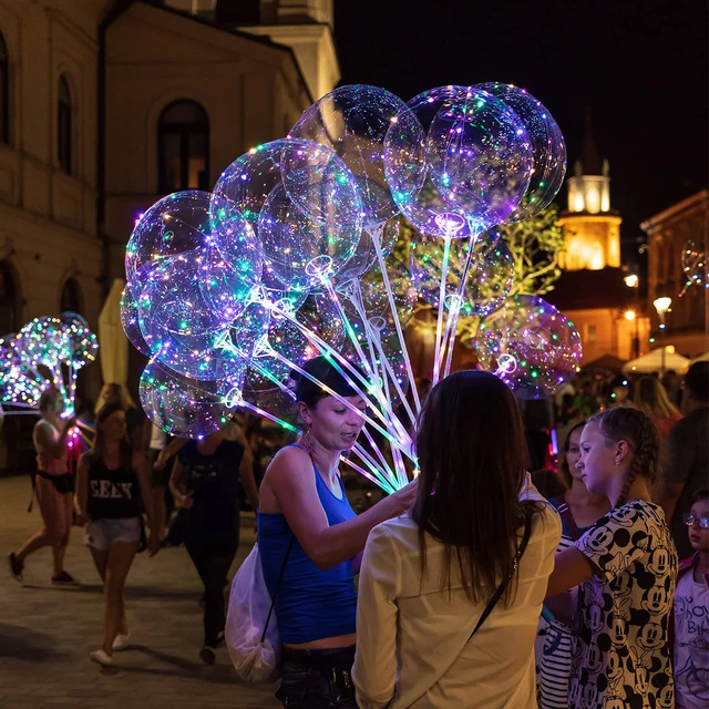 Globos de colores para fiestas de Navidad y Halloween, tira de luz LED  transparente, globo de burbujas brillante con palos, 10 piezas - AliExpress