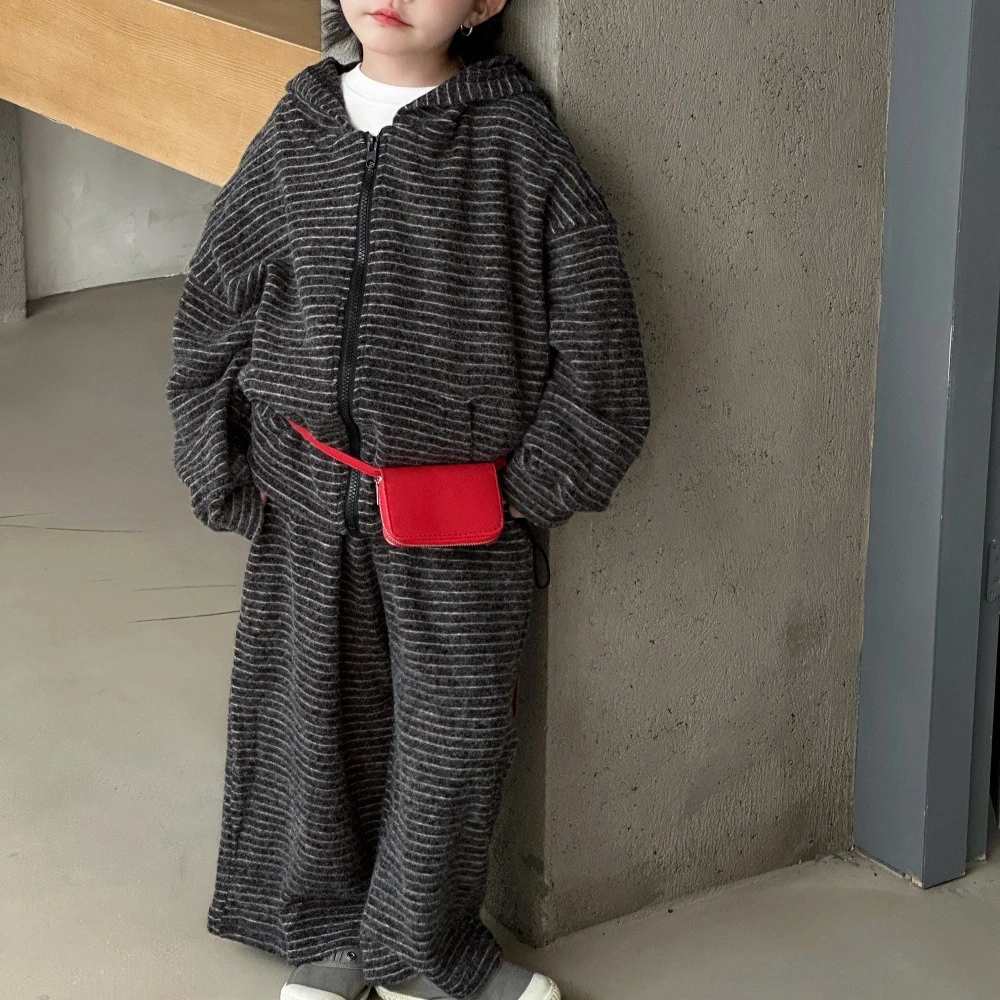 دعوى 2025 الخريف جديد ملابس أطفال الكورية نمط الفتيان والفتيات قليلا مخطط طويل الأكمام معطف مقنع بنطلون قطعتين