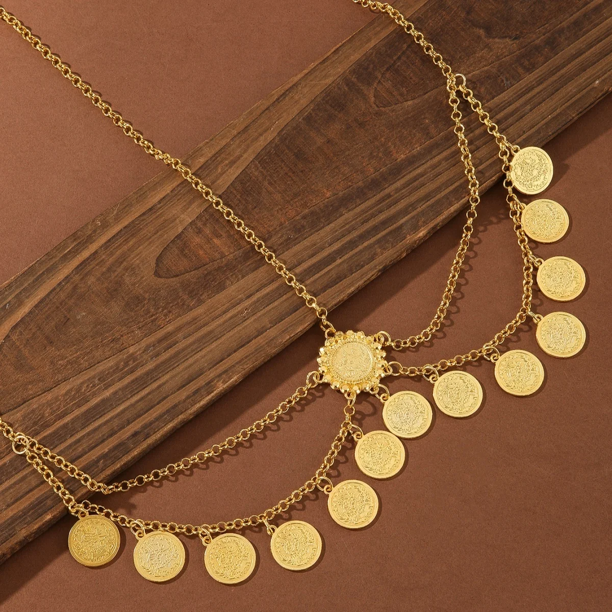 سلسلة الجبين الذهبية بالعملات – لمسة شرقية فاخرة