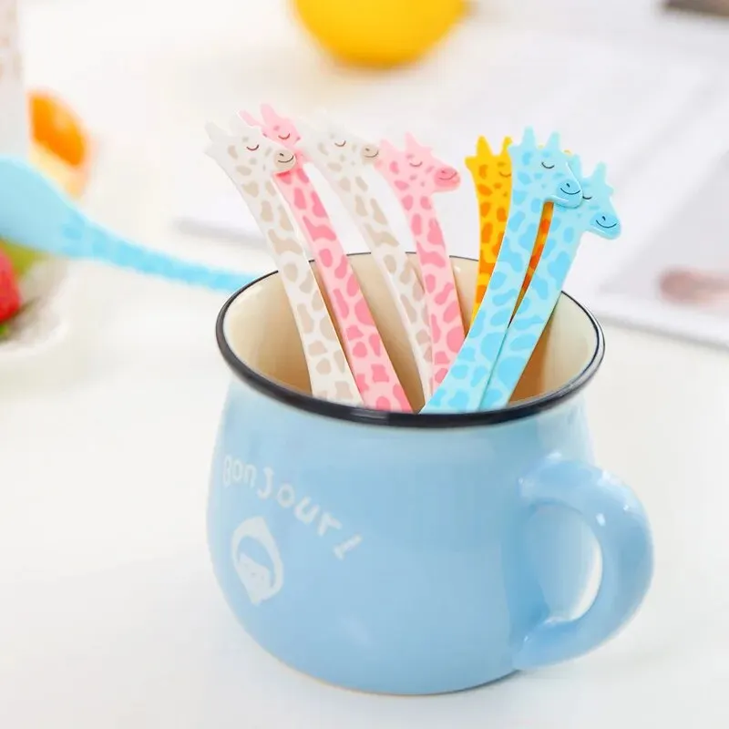 EW Giraffe Fruit Fork Cute Children's Plastic Tableware Set Creative Tableware Dessert Fork 12 PCs Set fruit fork