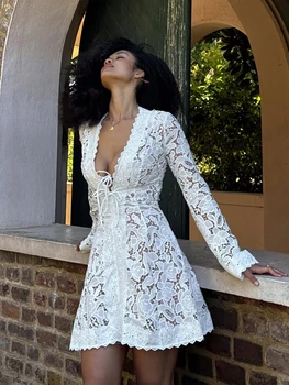 Elegante Abito Mini in Pizzo Floreale Bianco da Donna con Scollo a V Profondo, Maniche Lunghe Svasate e Laccetti Frontali, Vestito Slim a Trapezio per Vacanze Estive al Mare