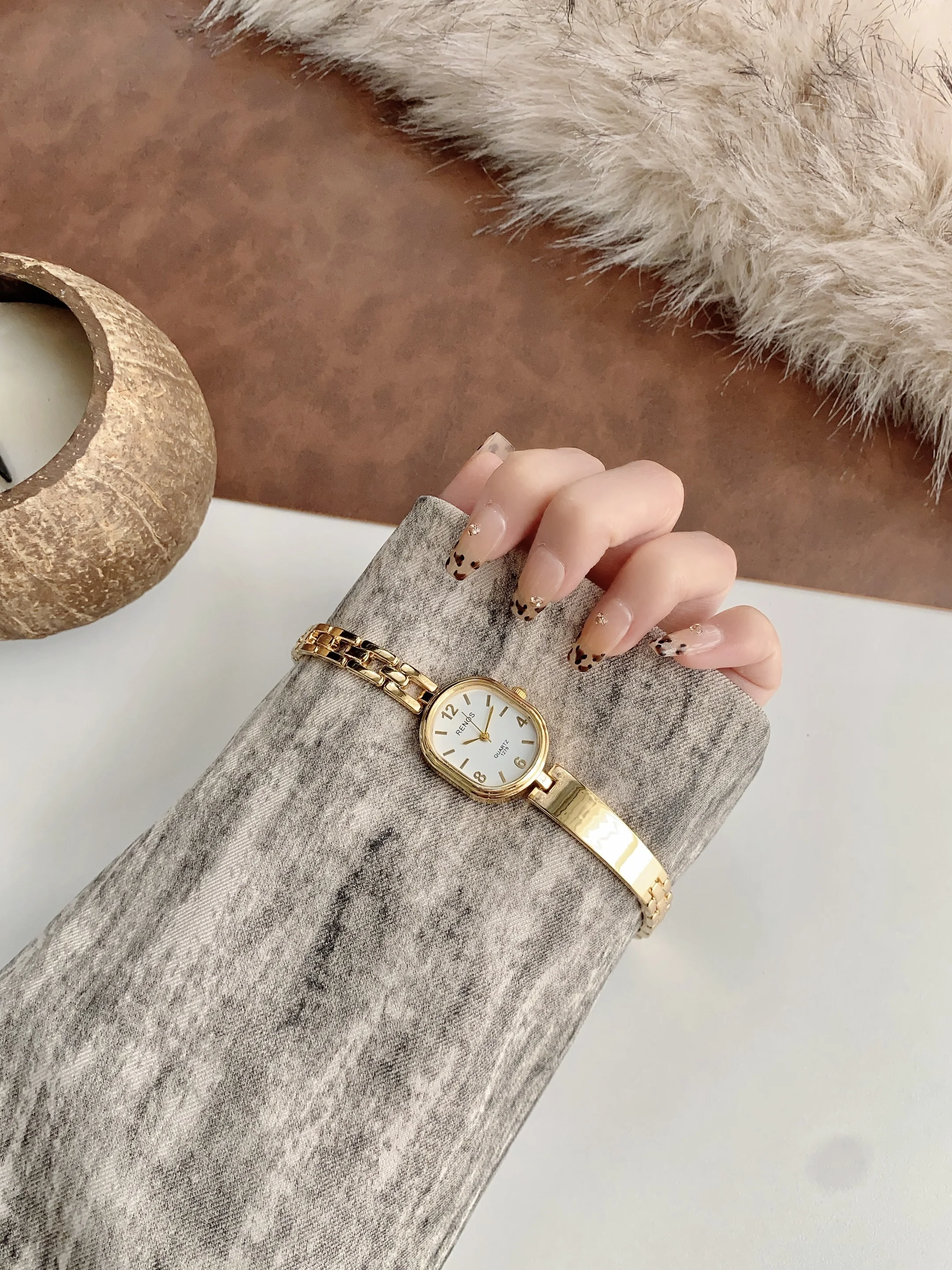 ساعة كوارتز نسائية بيضاوية ذهبية بسيطة وعصرية، منا...