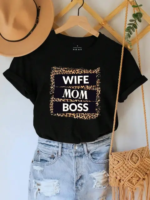 Camiseta Feminina Casual de Verão com Estampa de Leopardo Wife Mom Boss