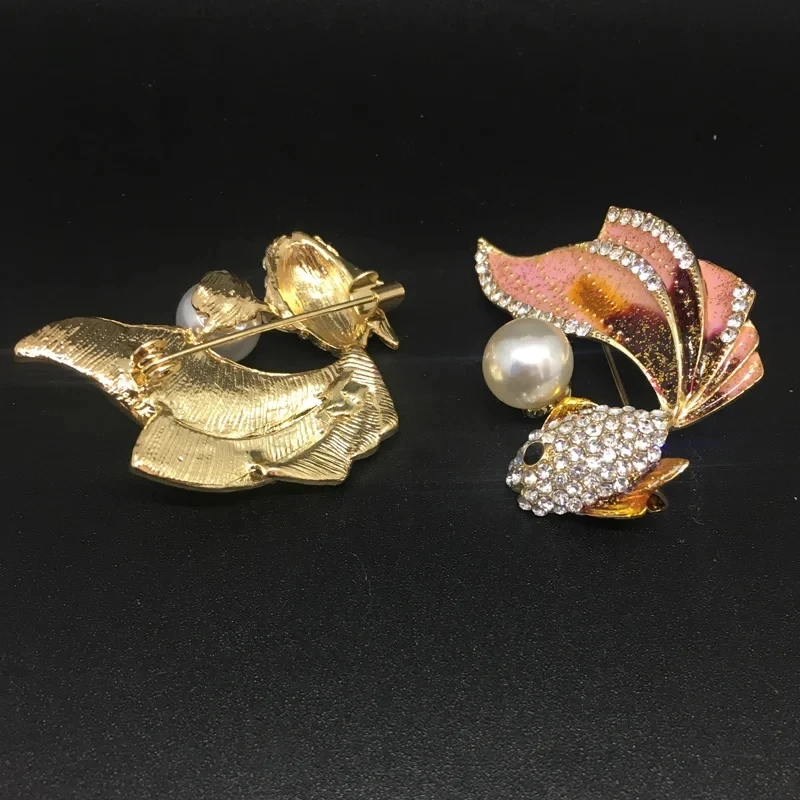 New Pearl Fish Brooches for Women Suit Fashion Animal Rhinestone Jewelry Cardigan Neckline Metal Pins Clothing Accessories 1021